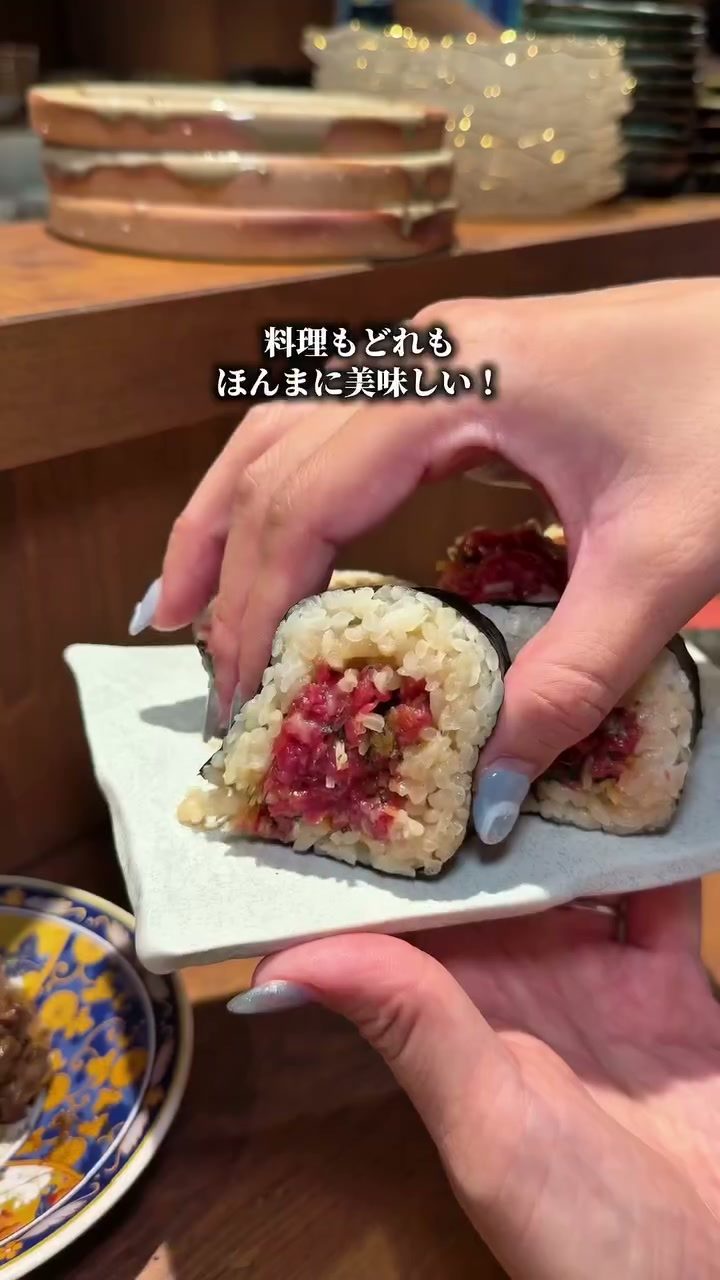 断面から具がのぞく和牛トロタク巻きを手に取ったところ