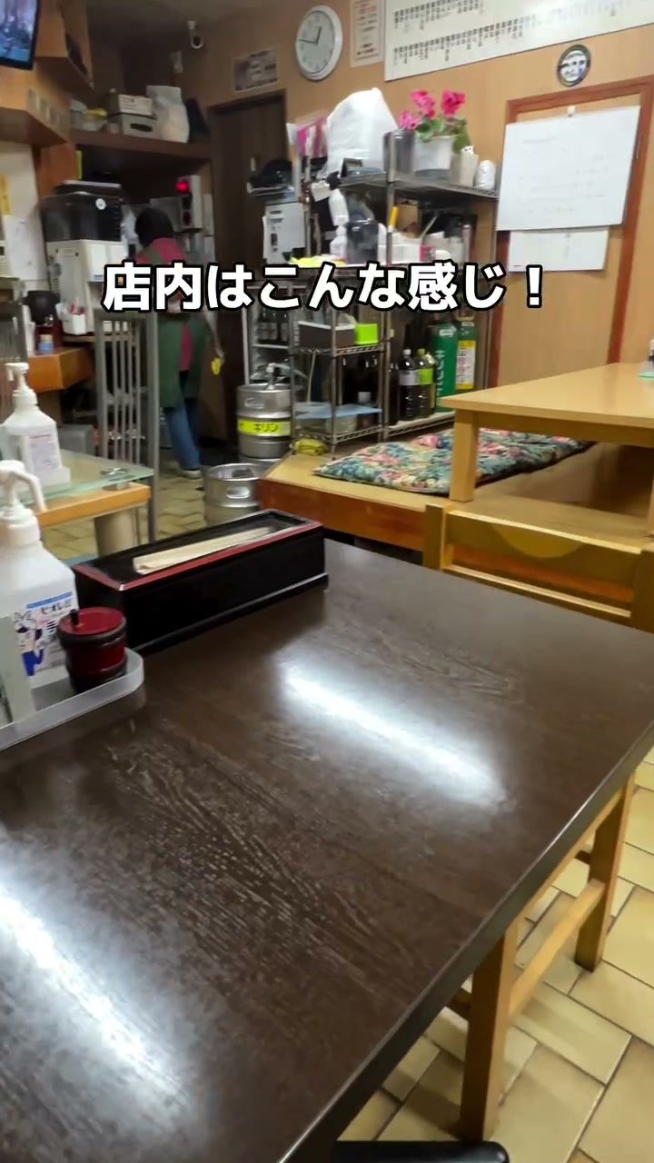 テーブル席が並ぶ店内の様子