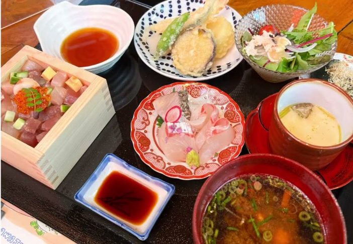 お刺身や天ぷらが並ぶ名物海神人御前