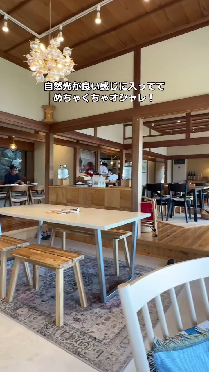 自然光が差し込む木のぬくもりあふれる店内
