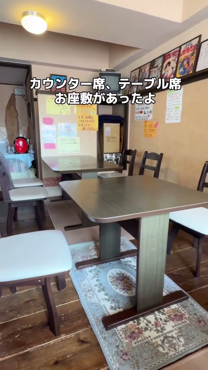カウンター席とテーブル席がある落ち着いた店内