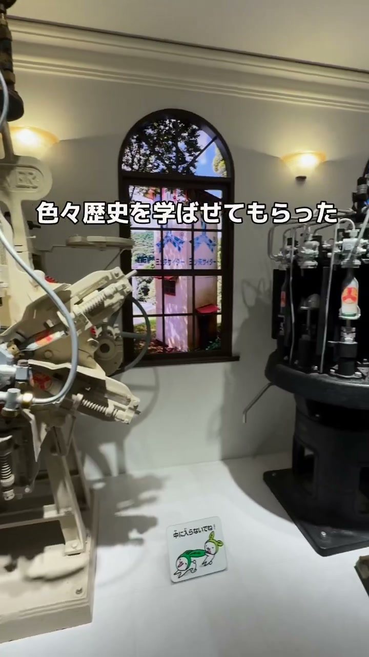 窓辺に古い機械が並ぶ歴史展示のコーナー
