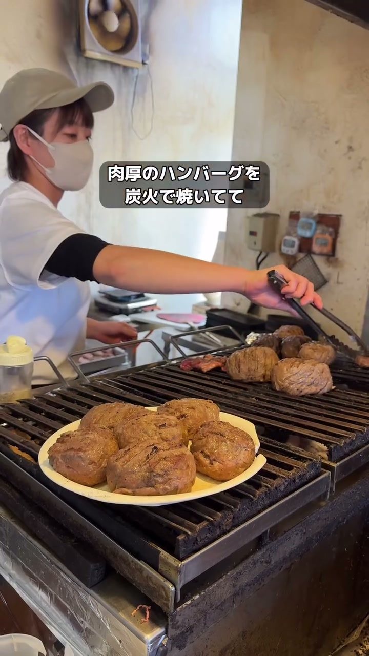 鉄板の上でジュウジュウ焼けるハンバーグとステーキ