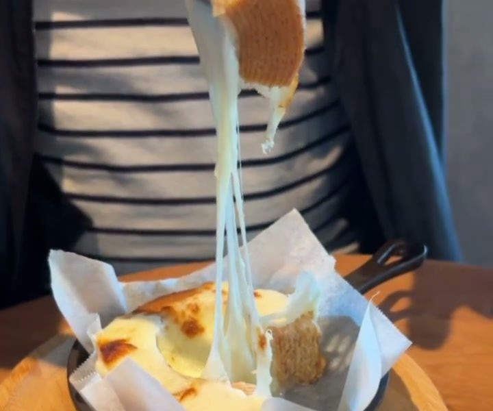 フォークで持ち上げるとチーズがとろりとのびるcheeseばぁむ