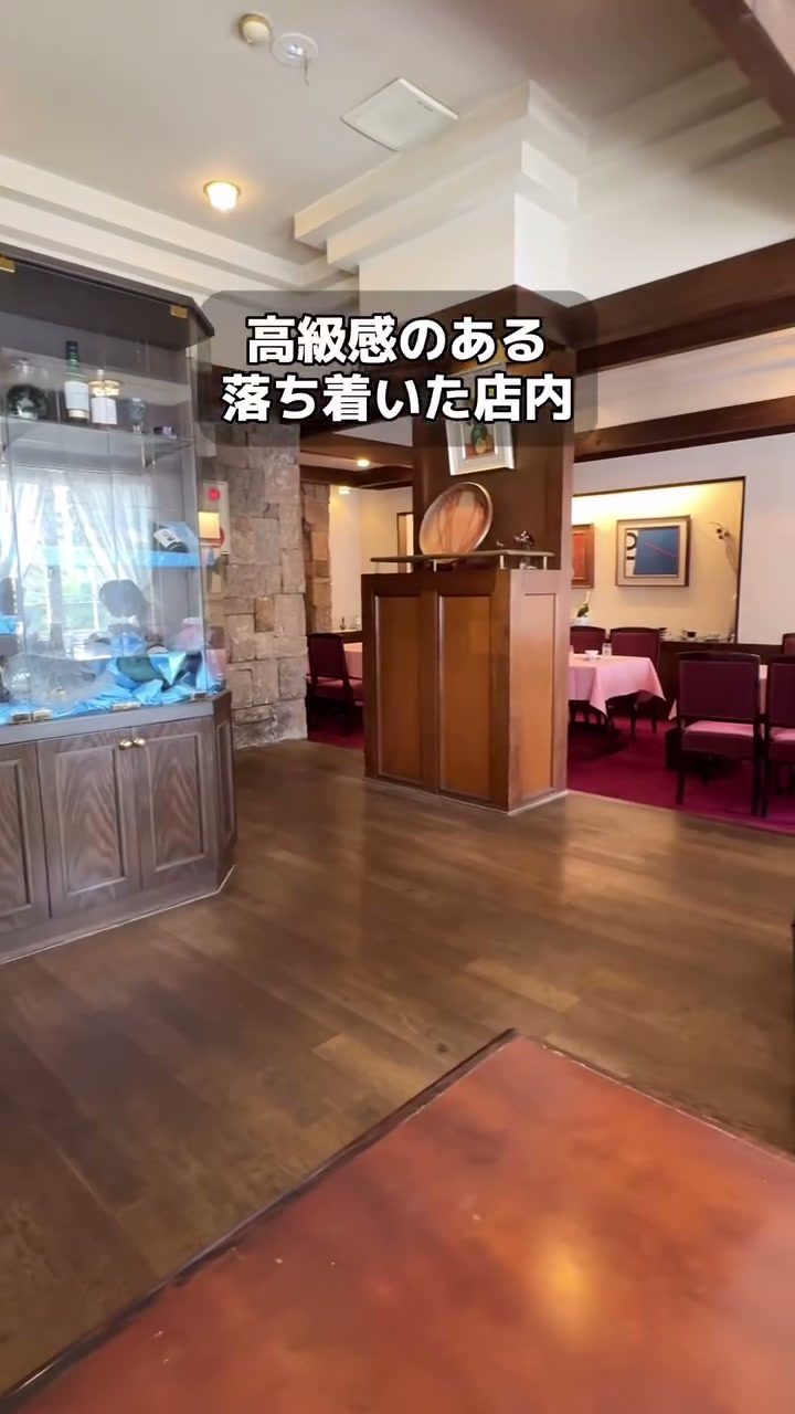 木の床と石壁が落ち着いた雰囲気の店内
