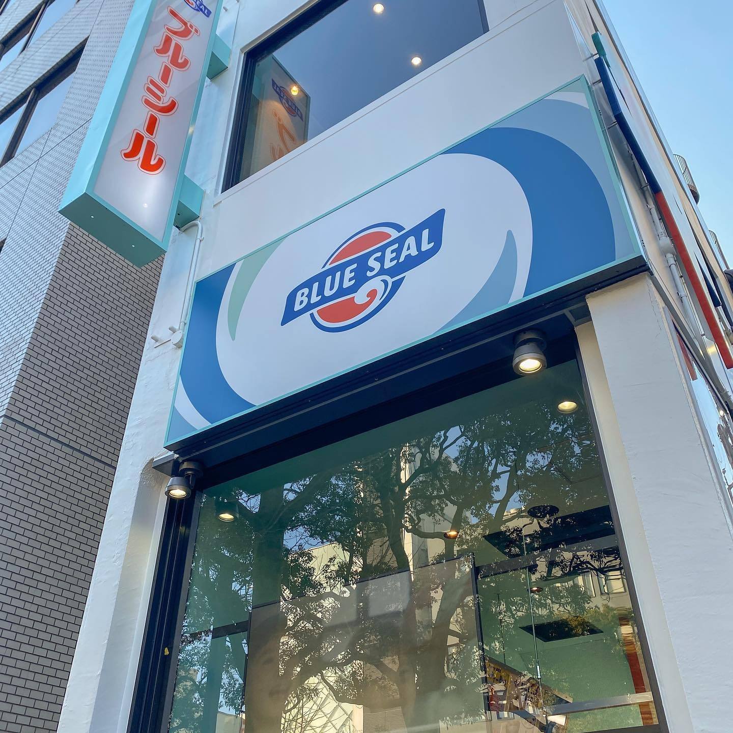 青いロゴが目を引くお店の外観