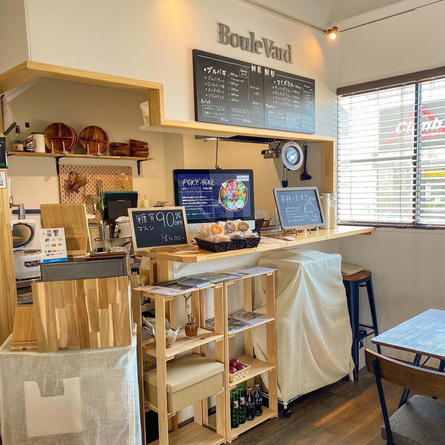 メニューの黒板とカウンターがある明るい店内