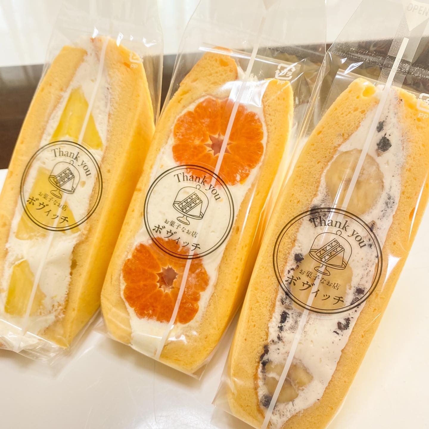 パイン、みかん、チョコバナナの分厚いフルーツサンド