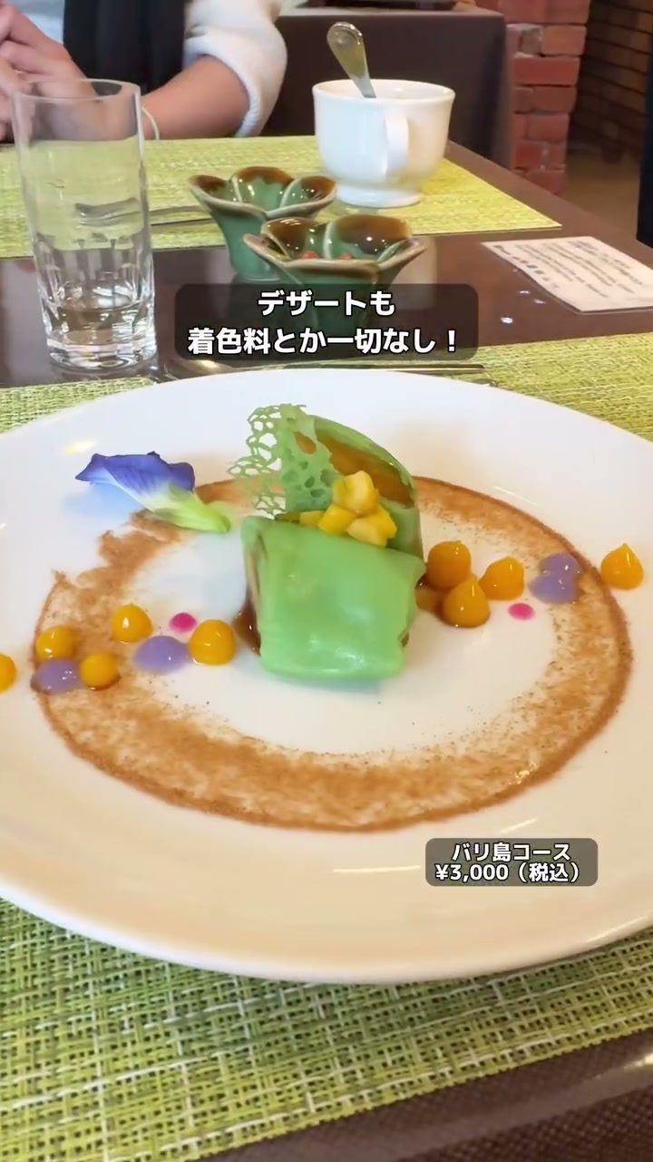色とりどりのソースで彩られたデザートプレート