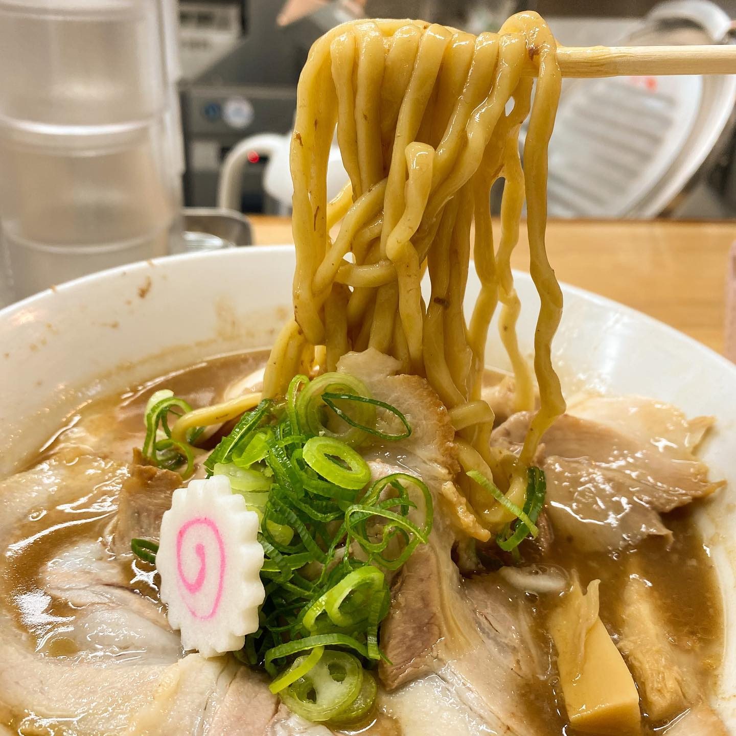 太麺を箸で持ち上げたぶたのほしのラーメン