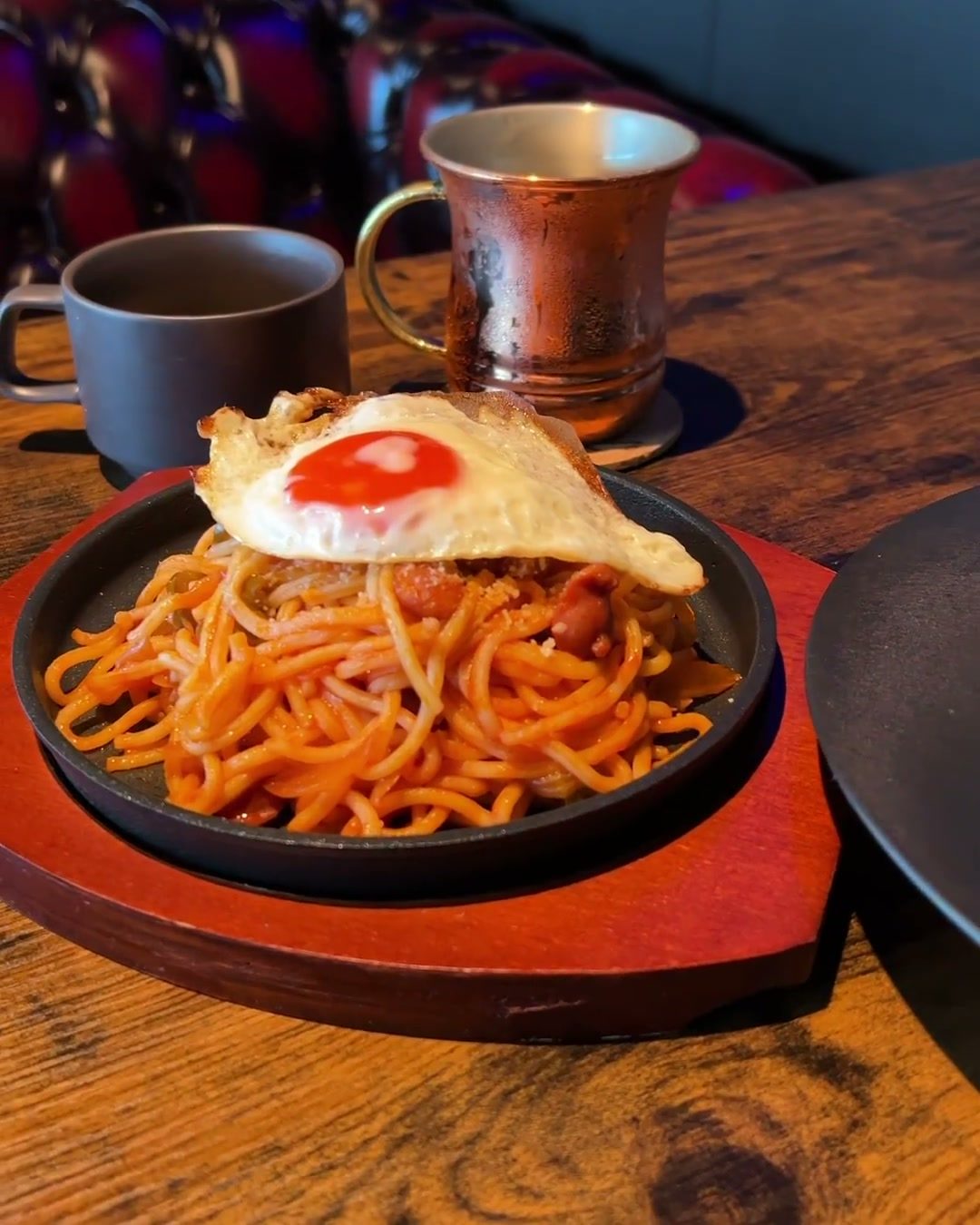 目玉焼きがのった鉄板ナポリタン