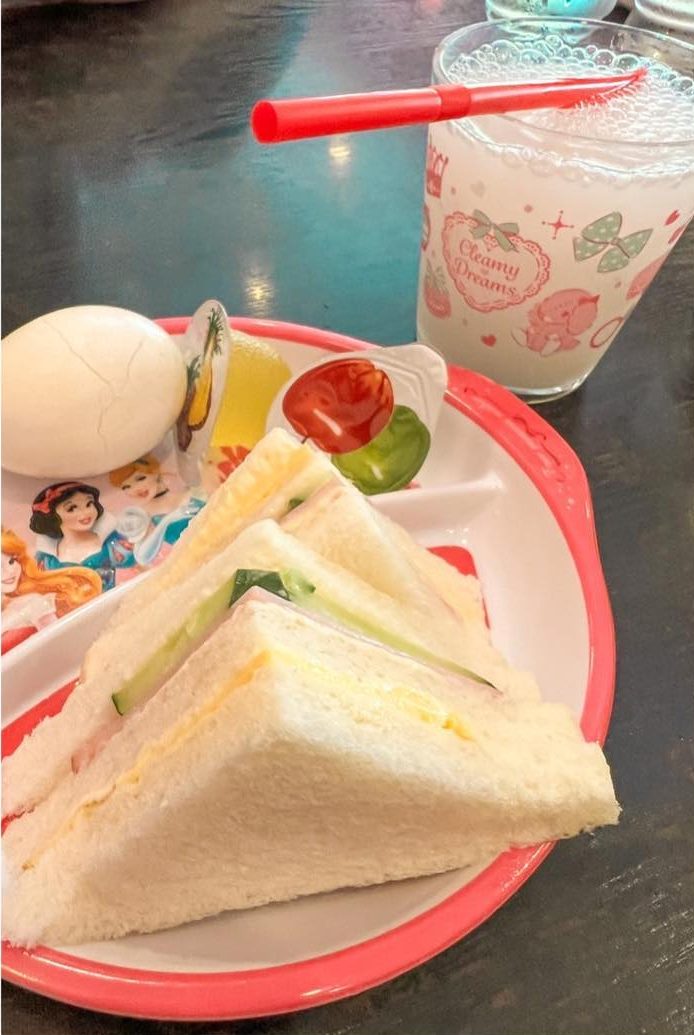 サンドイッチやゆで卵がのったキッズモーニングのプレート