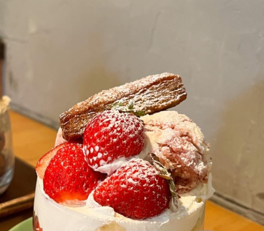 苺とクッキーをのせた苺ショートのパフェ