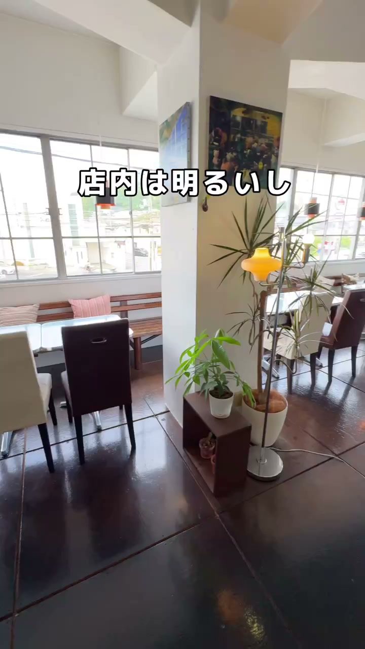窓から光が差し込む明るく広々とした店内