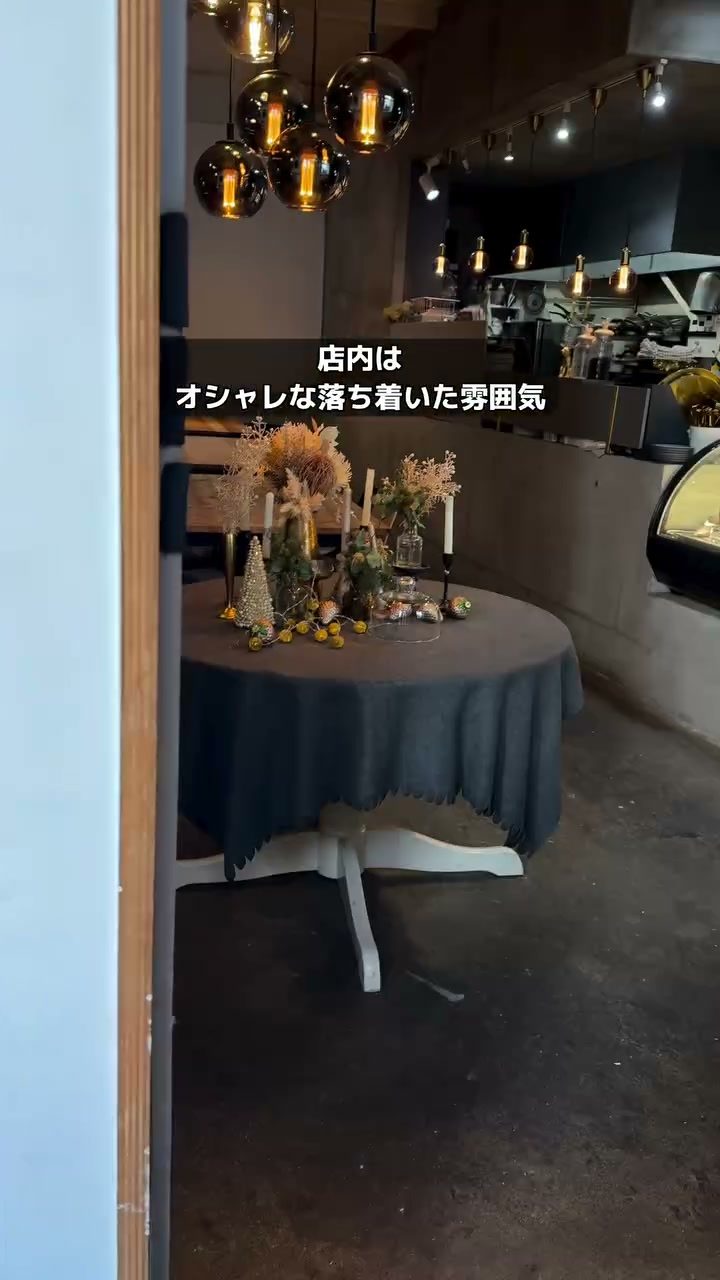 ダークトーンでまとめた落ち着いた店内