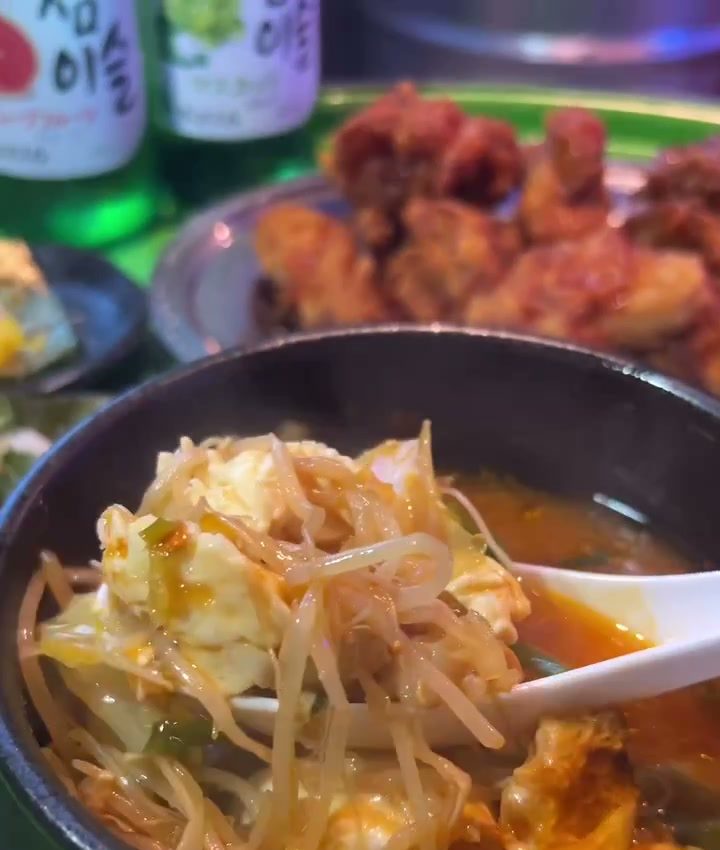 もやしがたっぷりのった、ぐつぐつ熱々のスンドゥブ