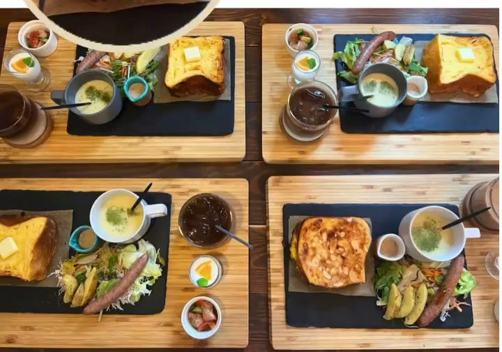 フレンチトーストにスープやサラダ、ソーセージが並ぶランチプレート