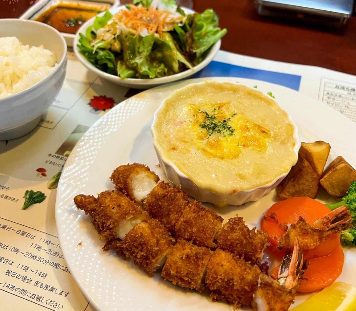 エビフライとグラタンにサラダとライスがついたランチ