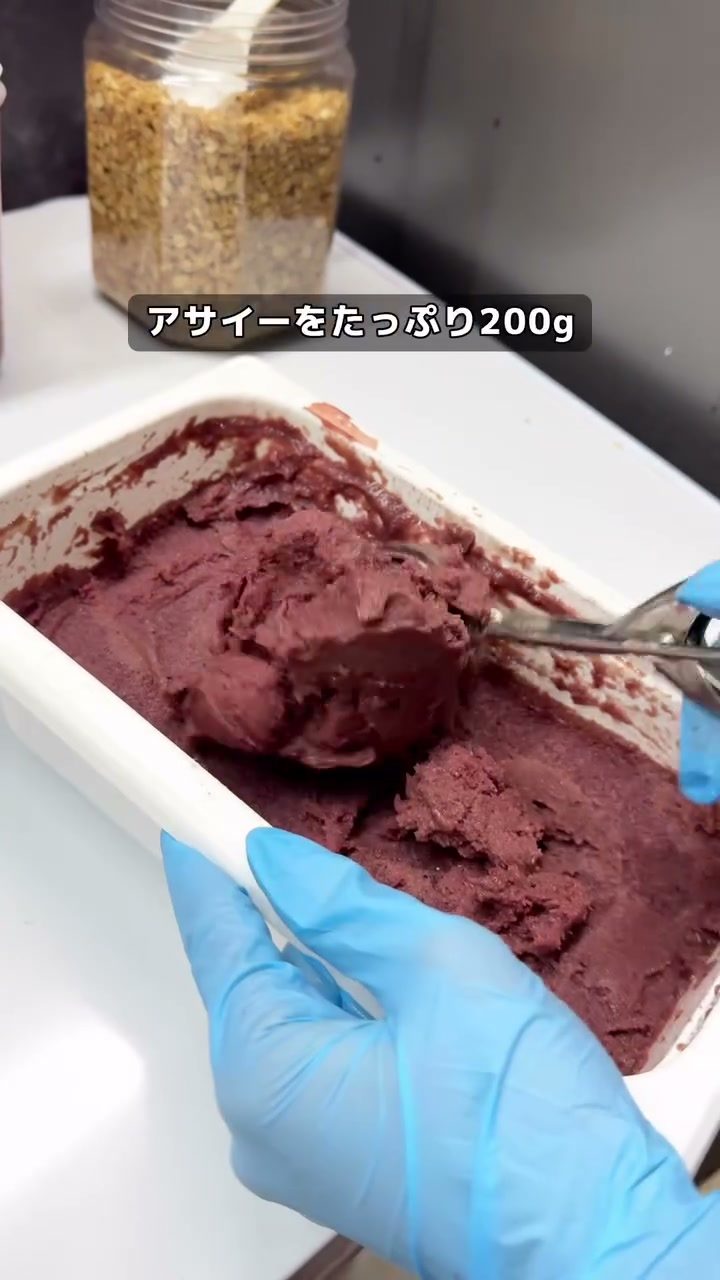 たっぷりのアサイーをすくう様子