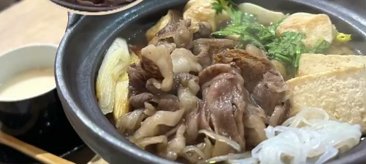 黒毛和牛がたっぷり入った雲海すき焼きの鍋