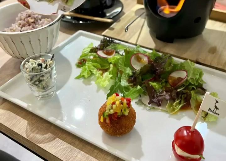 サラダや前菜が彩りよく並ぶプレート