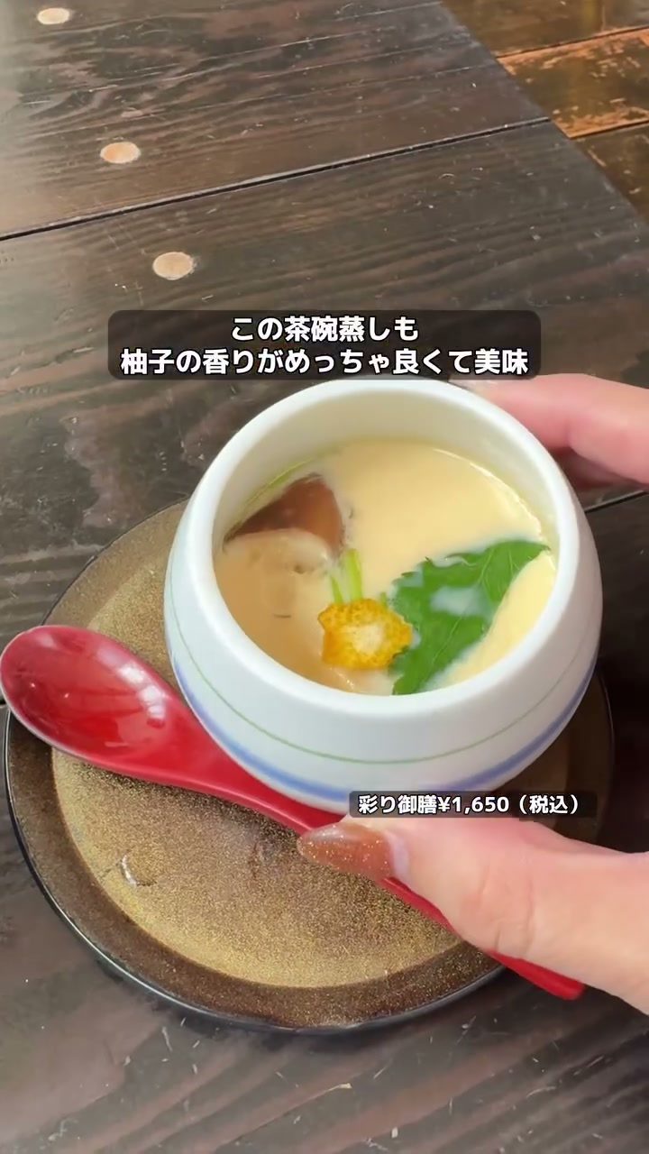 吹き抜けで開放感のある1階の店内