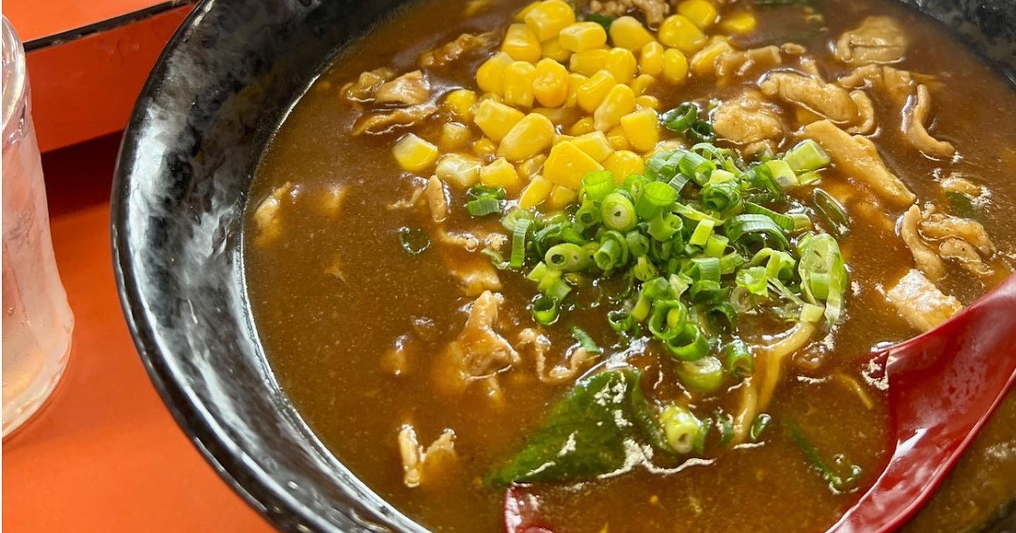 コーンとねぎがたっぷりのったカレーラーメン