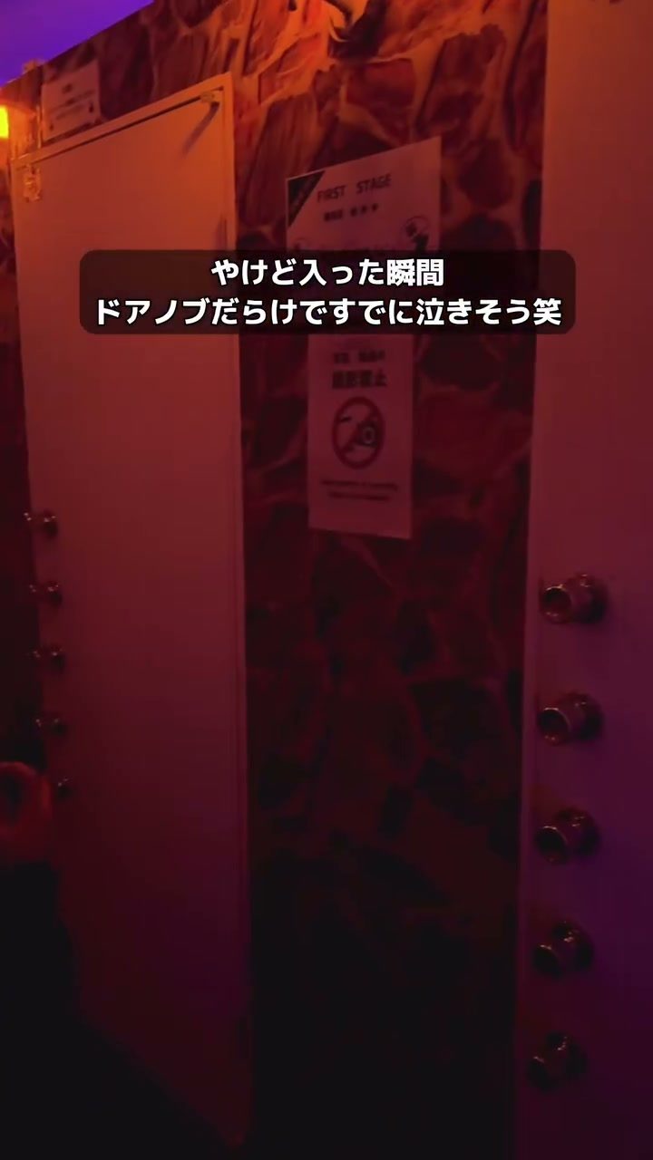 古い本のページをめくって謎のヒントを探す手元