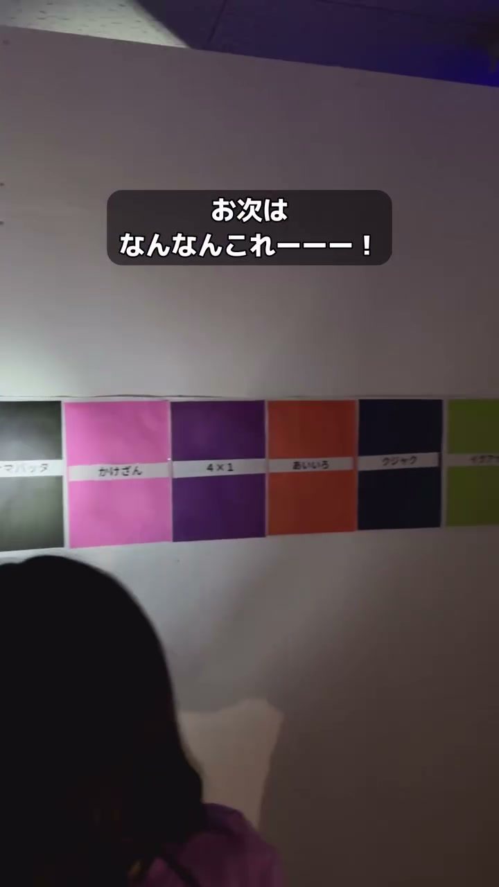 ドアノブがずらりと並ぶ薄暗い部屋