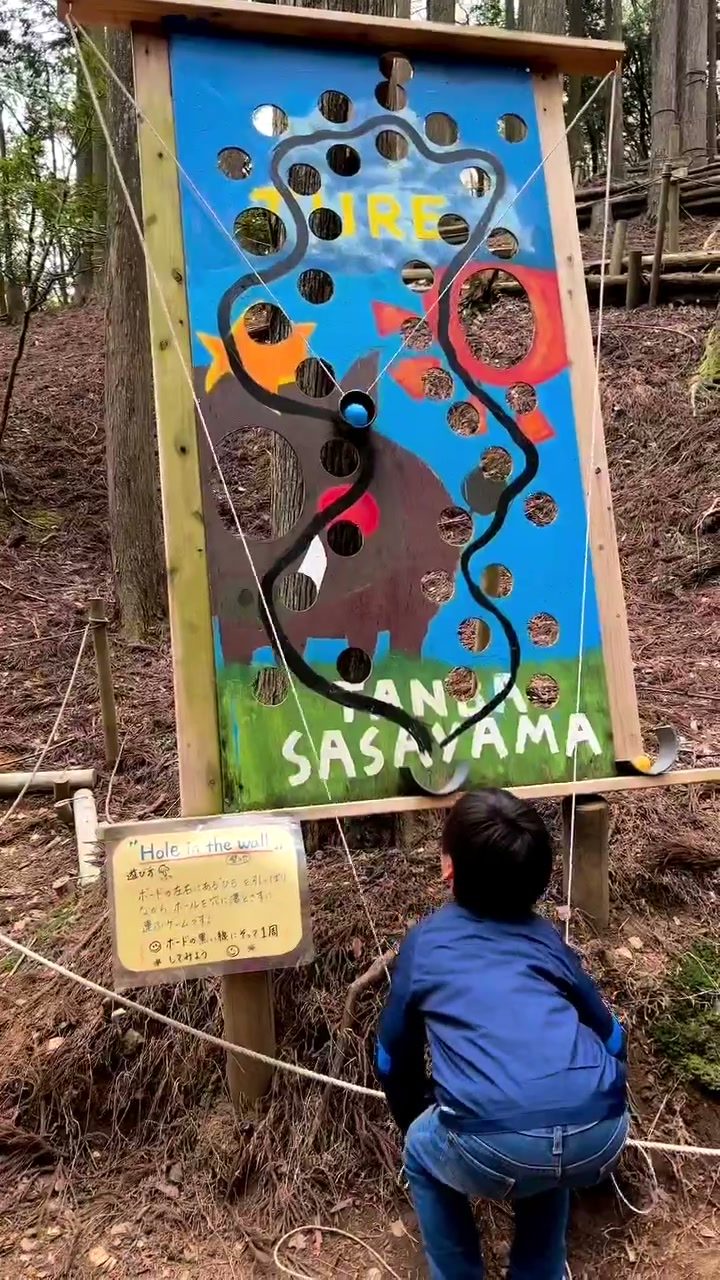 カラフルな的当てボードに挑戦する子ども
