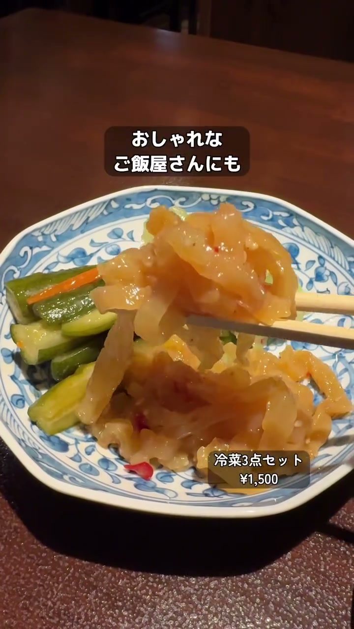 蒸籠から持ち上げたスープたっぷりの小籠包