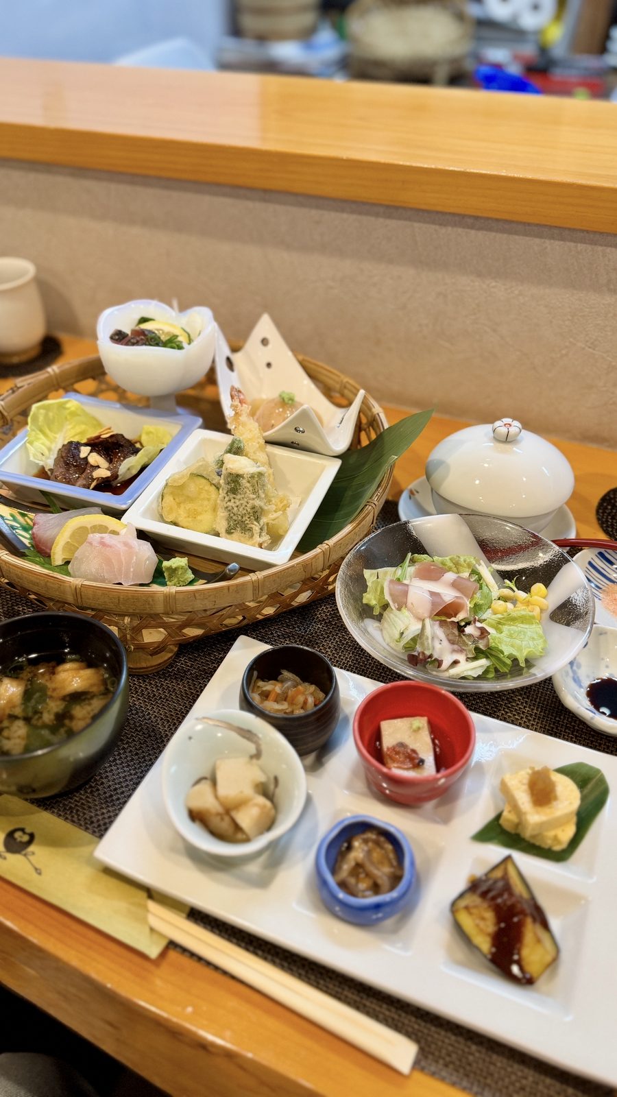 肉・魚・野菜が揃う豪華なかご盛り御膳の全景