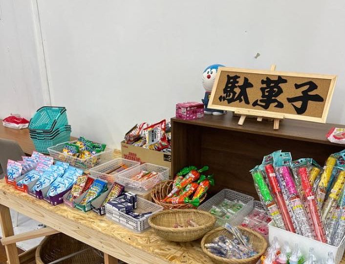 カラフルなお菓子が並ぶ駄菓子コーナー
