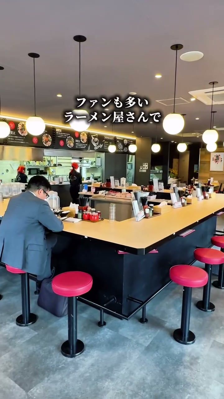 カウンター席が並ぶ明るい店内