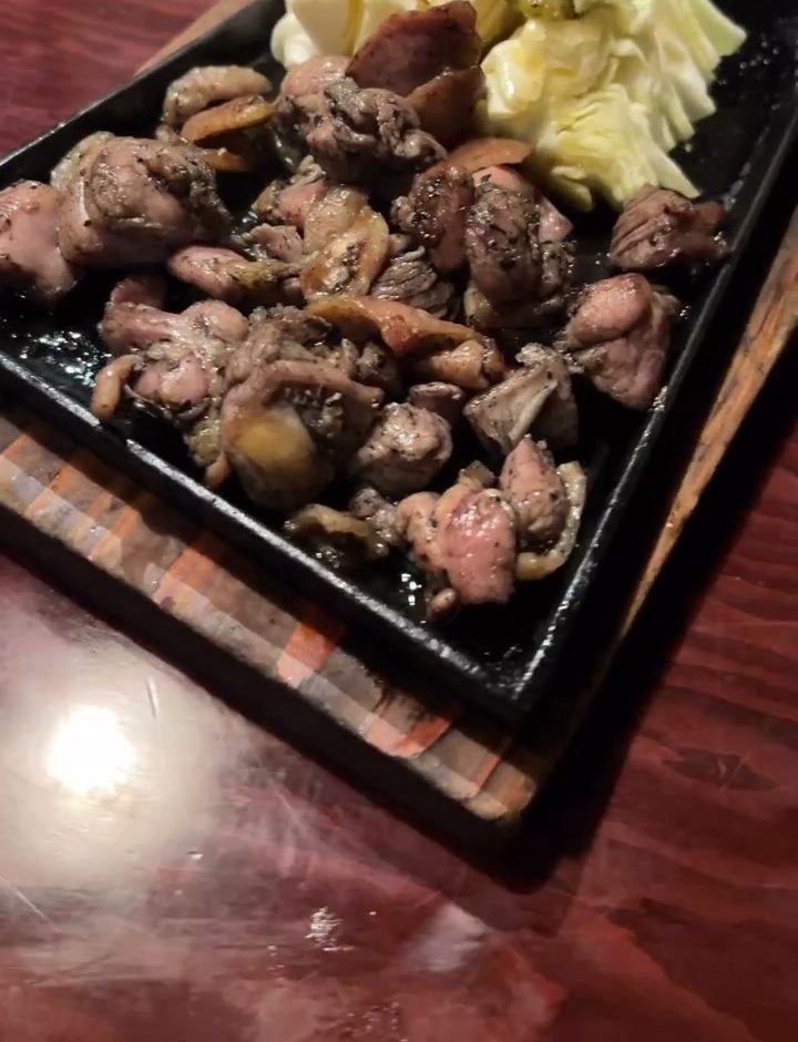 鉄板に盛られた香ばしい炭火焼き