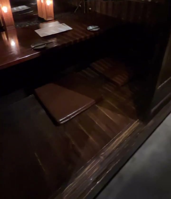 落ち着いた照明の個室席