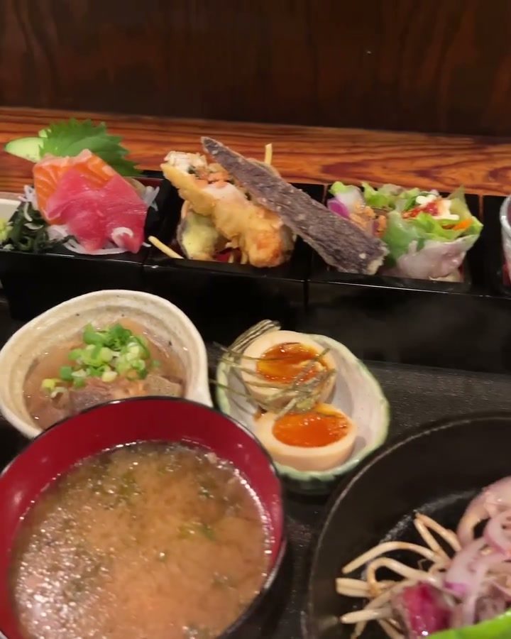 刺身や天ぷら、煮卵が並ぶランチの小鉢