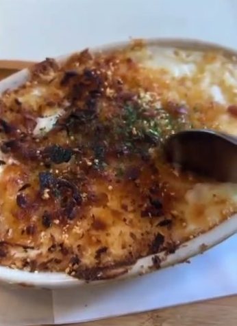 焼き目がこんがりついた熱々のグラタン
