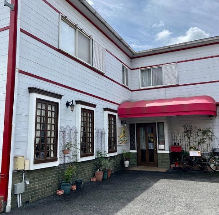 赤いひさしが目印のレトロな洋館風の外観