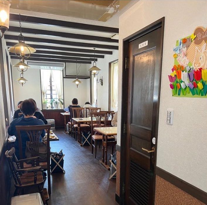 梁が見える落ち着いた雰囲気の店内