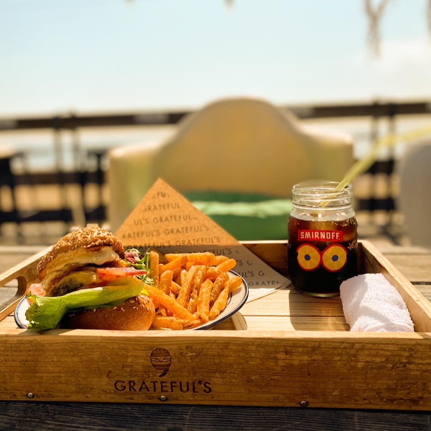 テラス席でいただいたハンバーガーとポテトのプレート