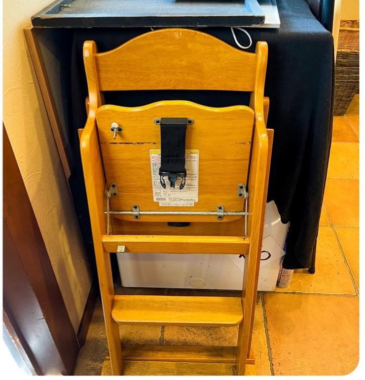 店内に用意された木製のお子様イス