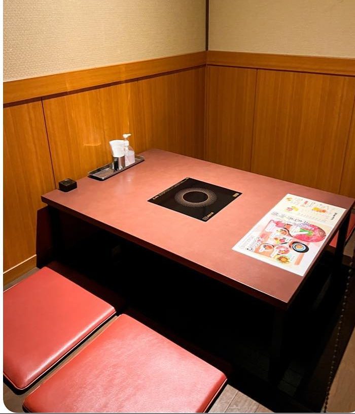 靴を脱いで上がる掘りごたつの個室