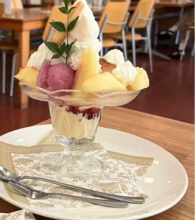 みずみずしい桃がたっぷりのった桃のパフェ