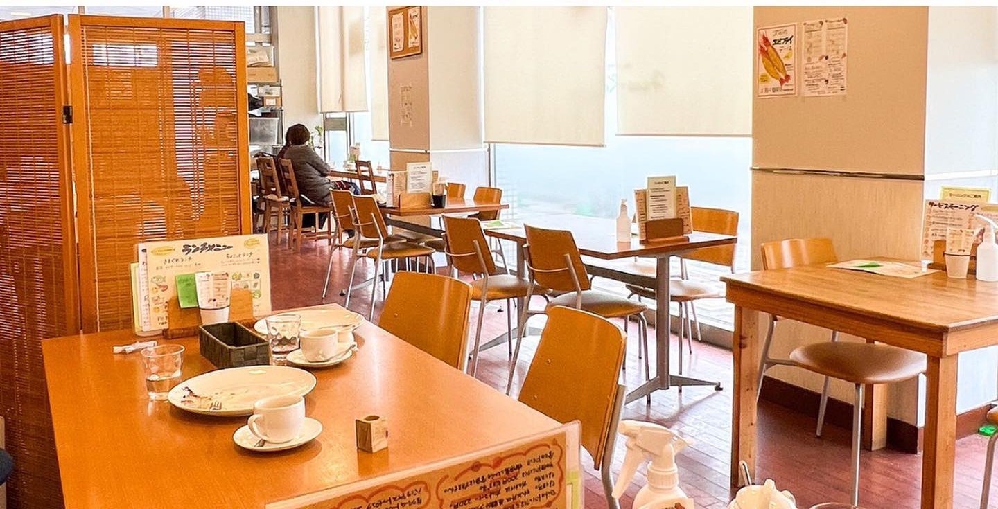 テーブル席が並ぶ、明るく落ち着いた店内