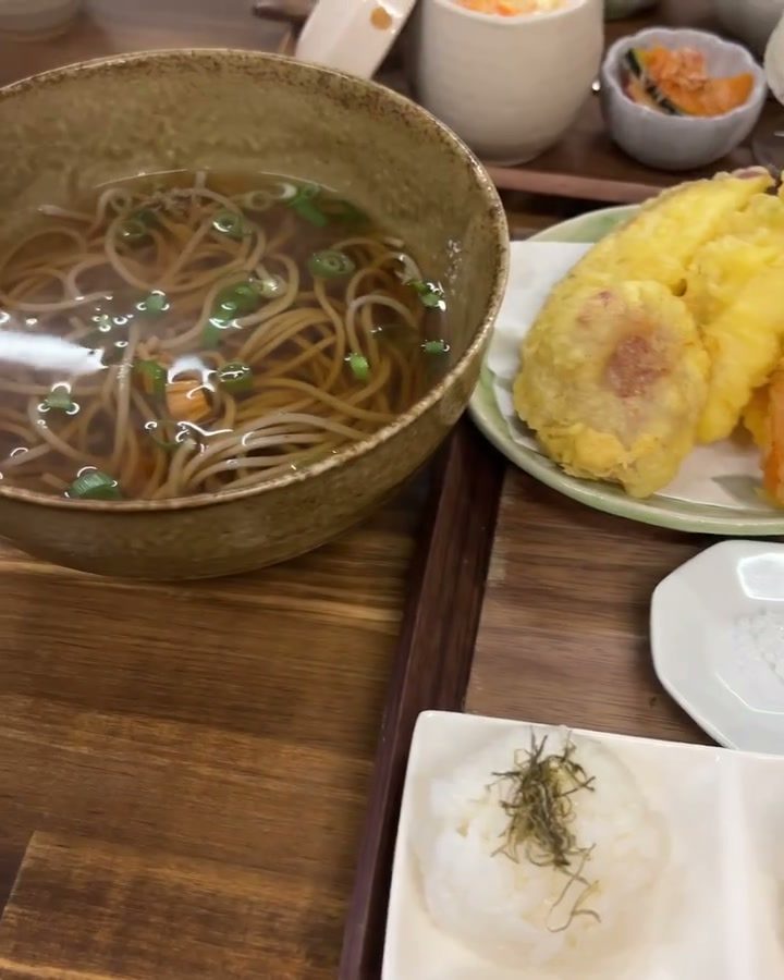 温かいおそばと天ぷらが付いたランチ