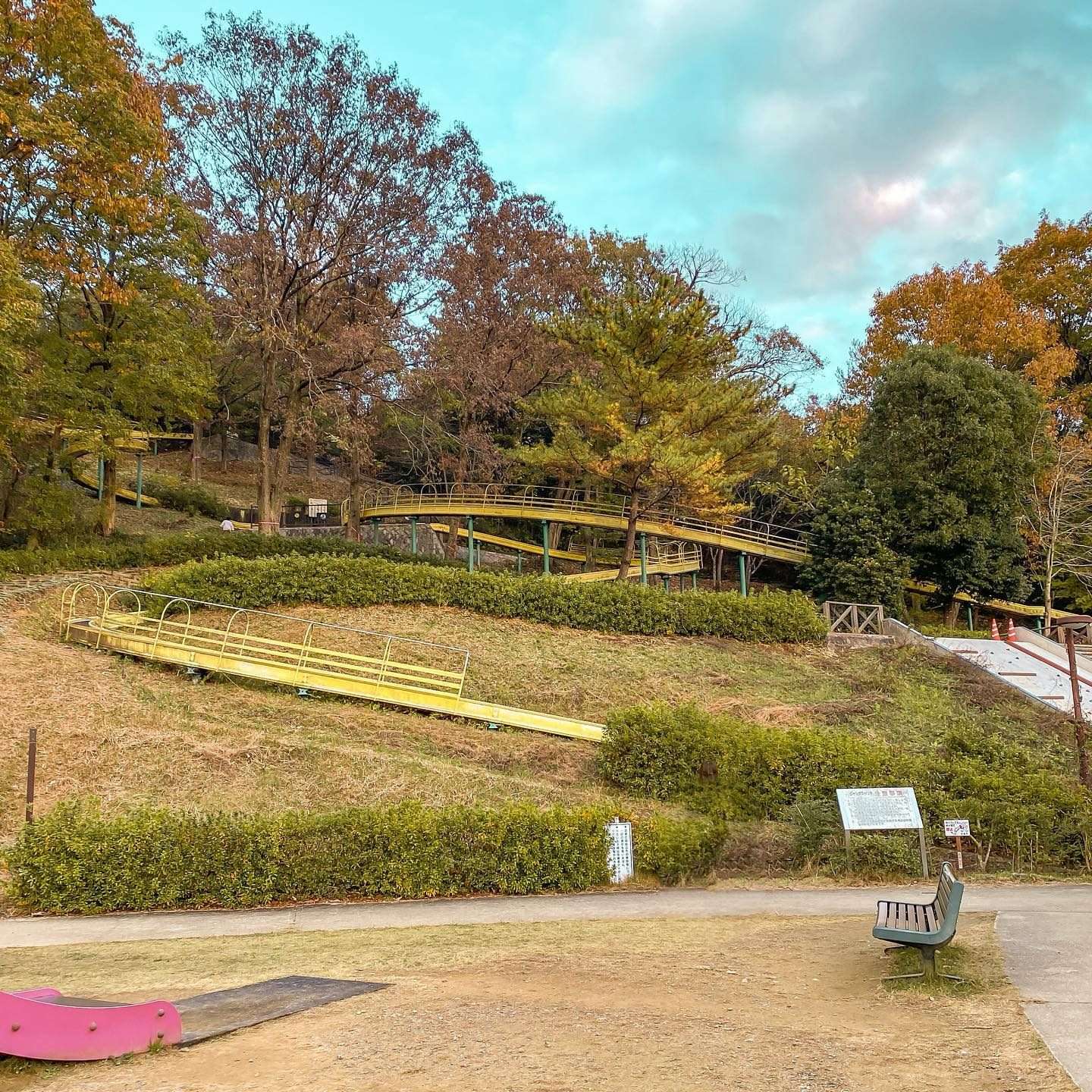芝生の斜面に沿ってのびる長い滑り台