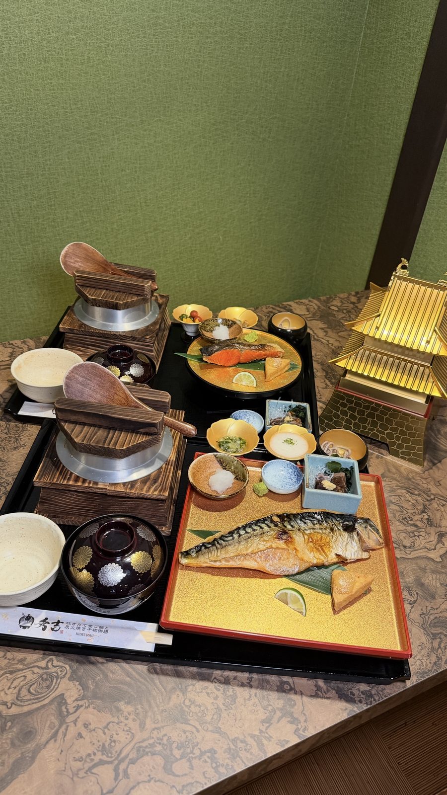 釜ご飯と灰干し干物、選べる小鉢が並ぶ御膳