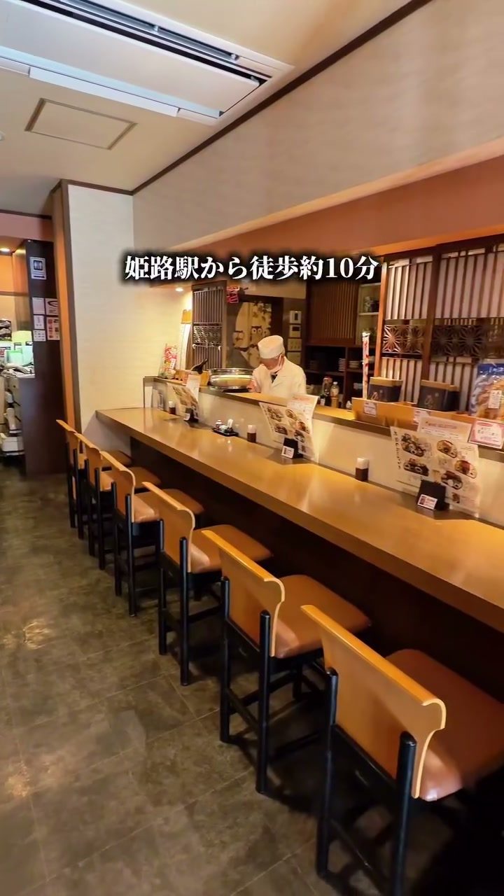木のカウンター席が並ぶ落ち着いた店内