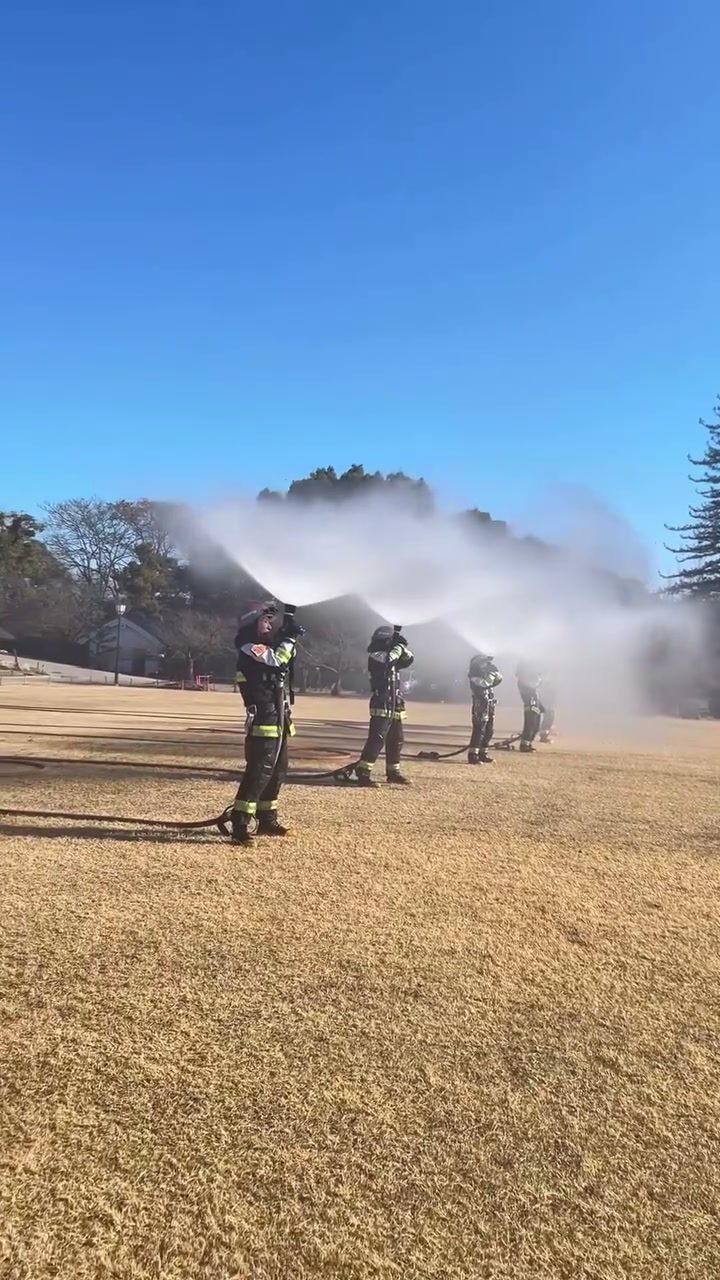 三の丸広場で霧状に広がる放水
